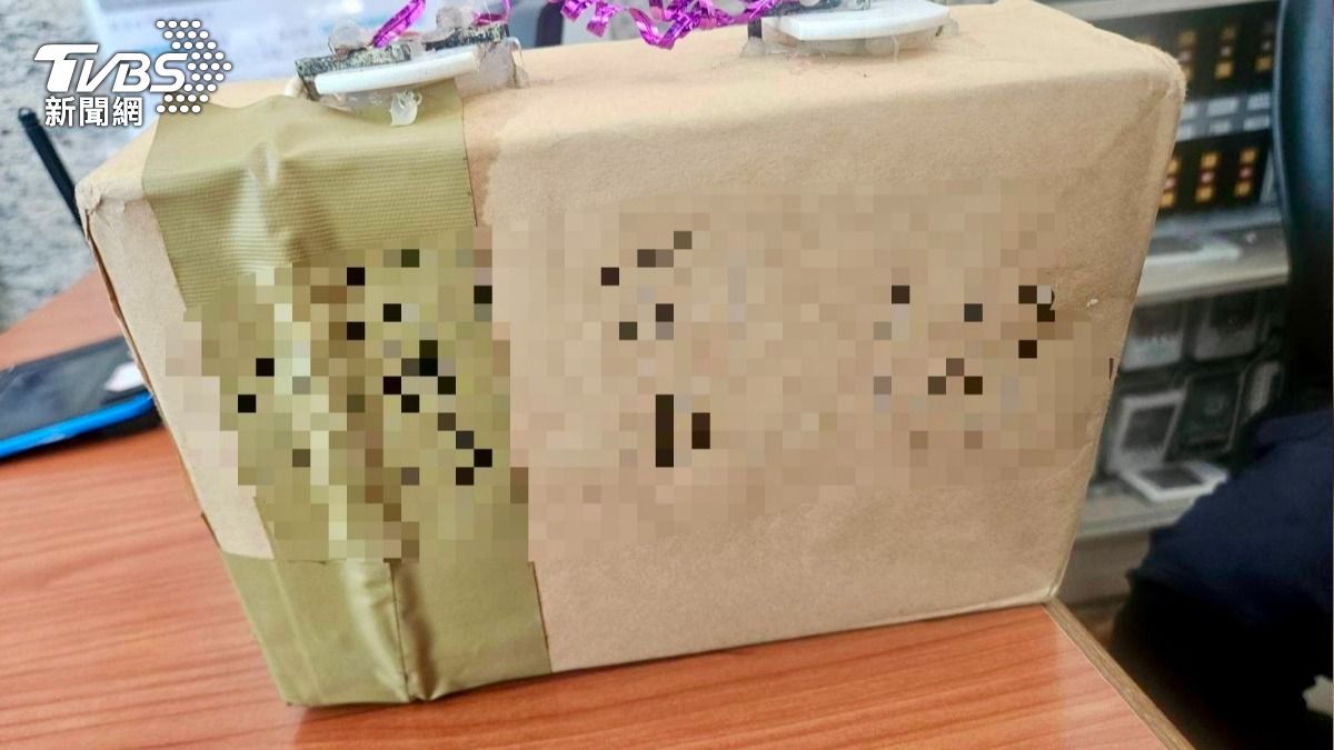 社區保全在垃圾桶內發現疑似爆裂物的不明紙箱,最後證實是虛驚一場。(圖/TVBS)