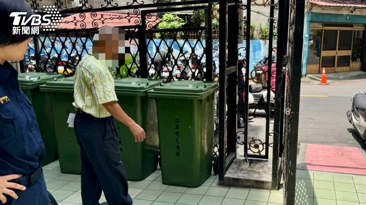 社區保全在垃圾桶內發現疑似爆裂物的不明紙箱。(圖/TVBS)