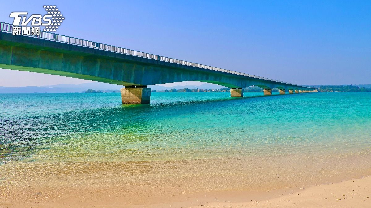 沖繩擁有非常清澈的海水,吸引一票民眾前往拍照。(示意圖/Shutterstock達志影像)
