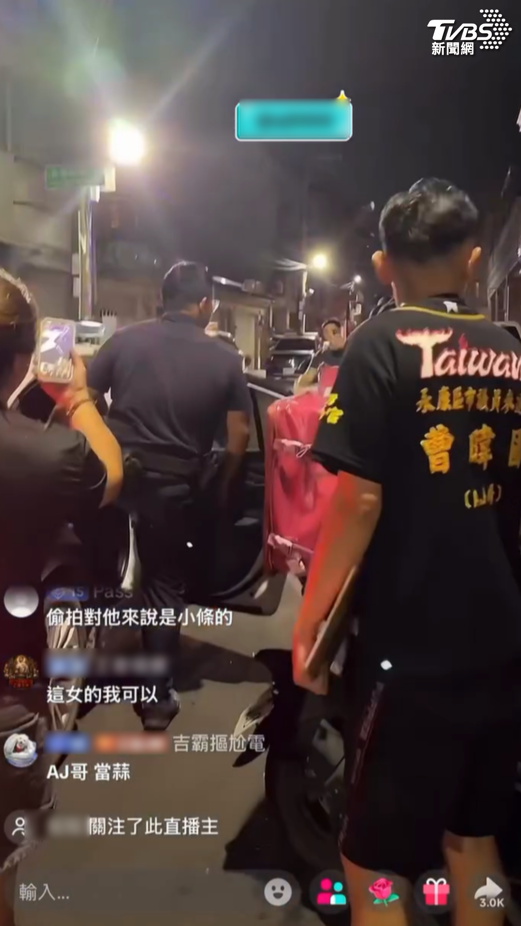 網紅在檢查男子手機時,意外發現大量他擔任外送員期間偷拍女性裙底的私密影像,當場報警逮人(圖/翻攝 AJ哥網路直播)