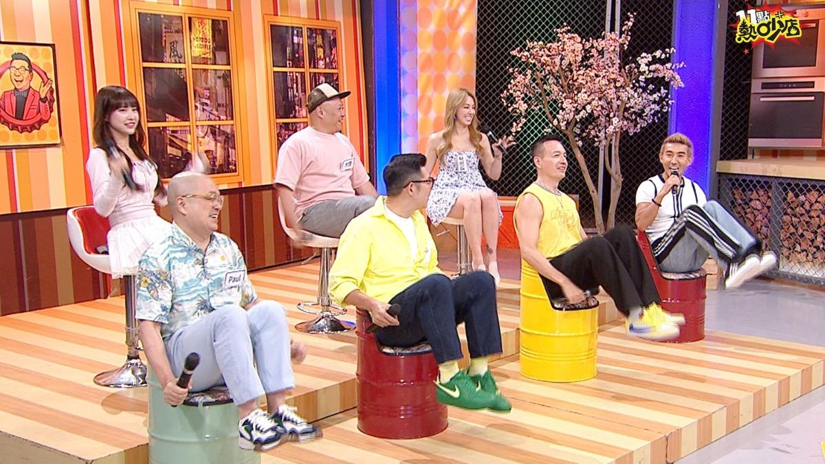 潘若迪(右前1)帶眾人大跳自創的「椅子舞」。(圖/TVBS)
