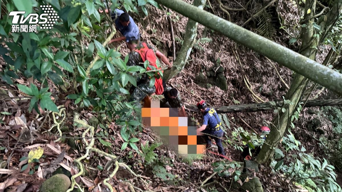 嘉義男獵山豬墜百米深谷亡 老父「緊牽冰冷手」悲慟不忍放