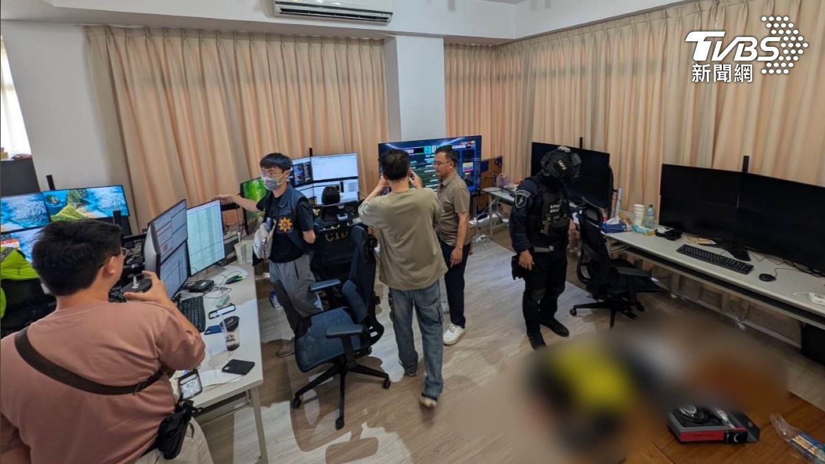 世足賽期間台南民宿暗藏賭博機房！警攻堅逮8嫌，簽賭金額近百億，驚見主嫌與澳門德晉集團董事同名（圖／TVBS）