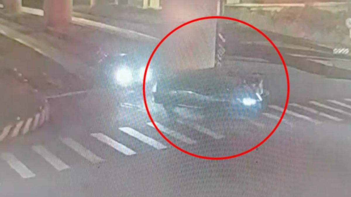 肇事駕駛發現求情不成,竟然跑回車上當場肇逃。(圖/TVBS)
