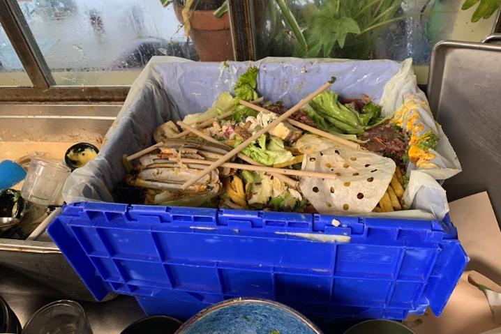 甘蔗吸管丟進廚餘桶。(圖/鉅田潔淨提供)