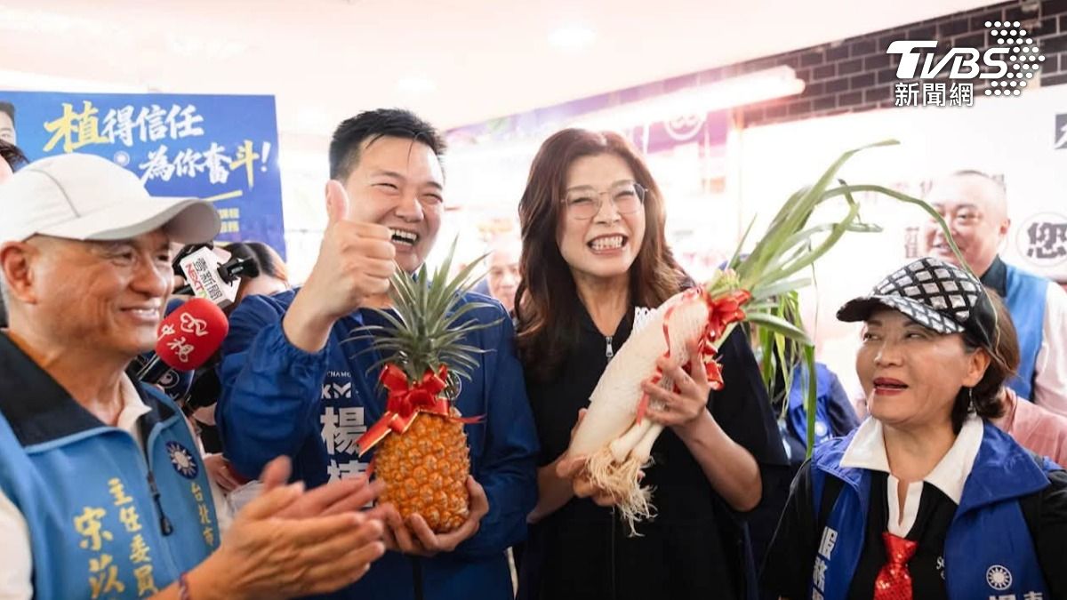 台北市議員楊植斗邀請黨主席鄭麗文前往木柵市場,合體掃街力挺喊加分。(圖/TVBS)