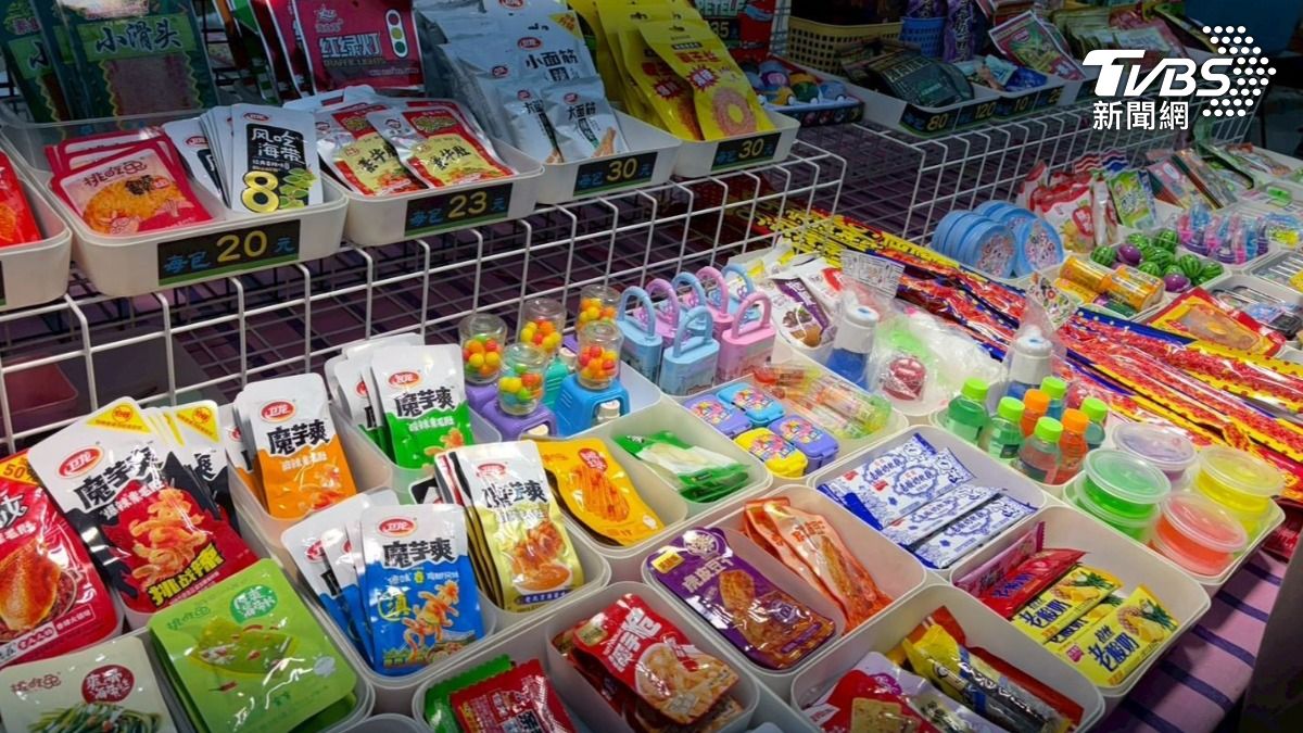高雄夜市賣「抖音爆款」中國零食 衛生局黑袋封裝53kg銷毀