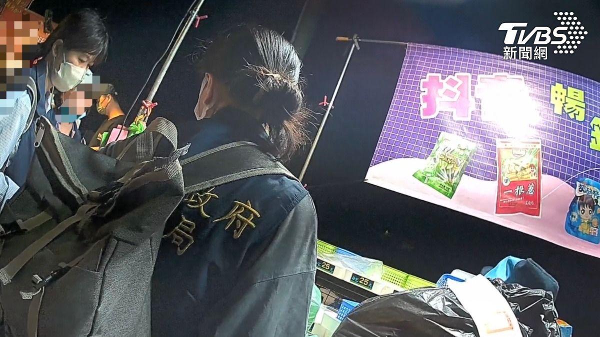 衛生局人員獲報前往稽查，攤販可見標注「抖音暢銷」吸引民眾購買。（圖／TVBS）