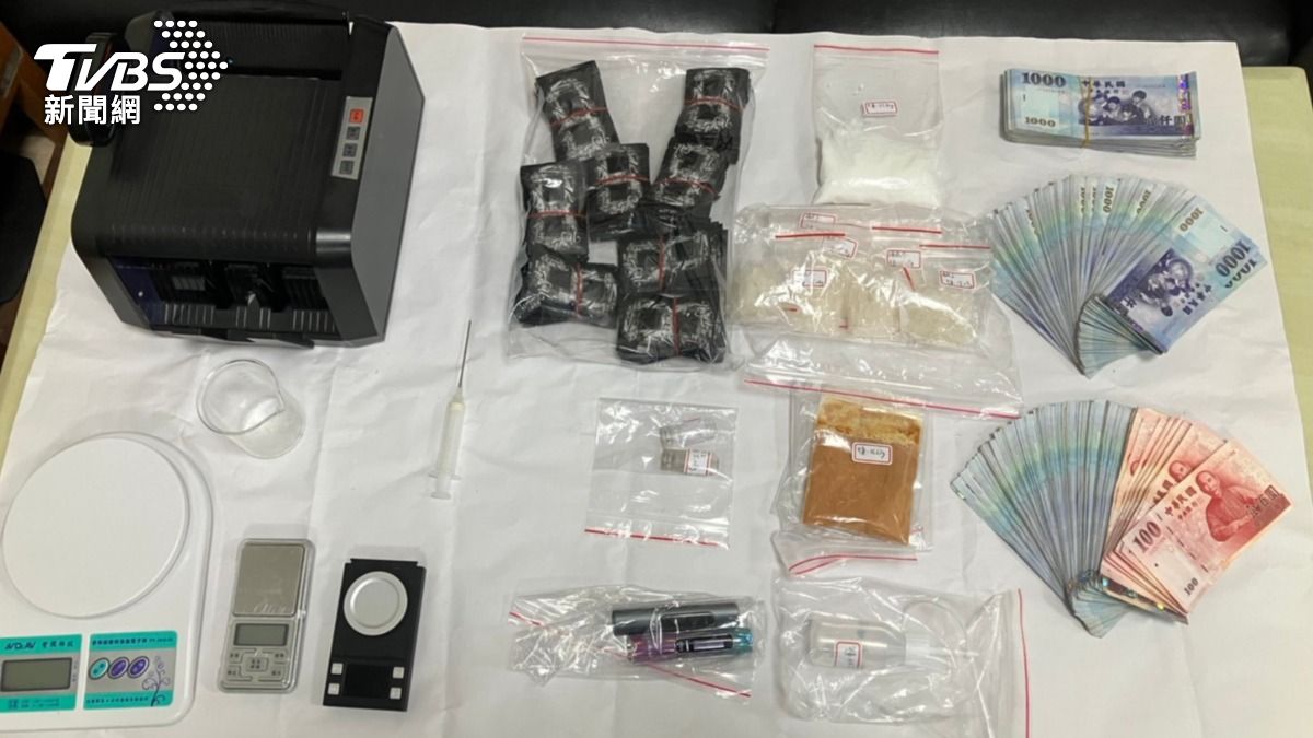 警方在顏男毒品分裝場查扣安毒、依托咪酯,可製800顆毒菸彈。(圖/TVBS)