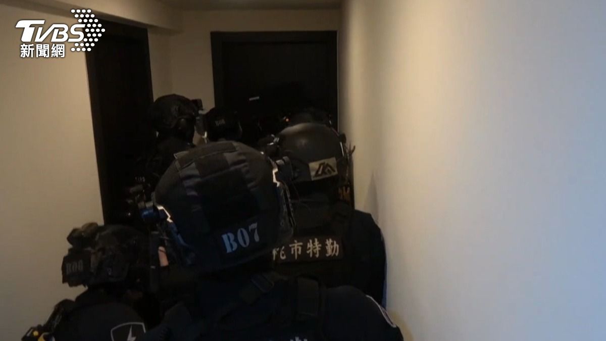 霹靂小組強勢執行攻堅。(圖/TVBS)