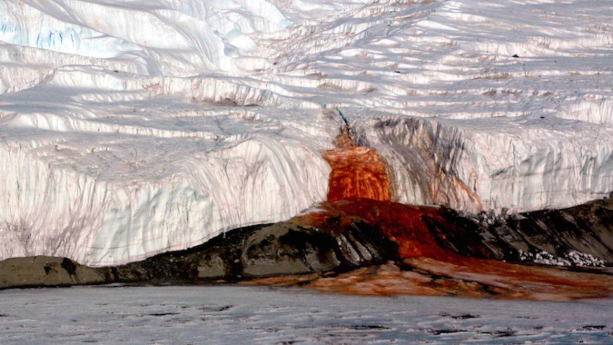 南極有一處冰川持續有鮮紅色液體流出。(圖／美國國家科學基金會via NASA)
