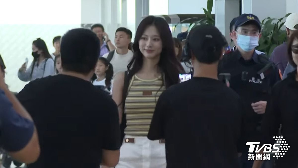 即便人潮眾多,子瑜的出眾氣質仍相當醒目。(圖/TVBS)