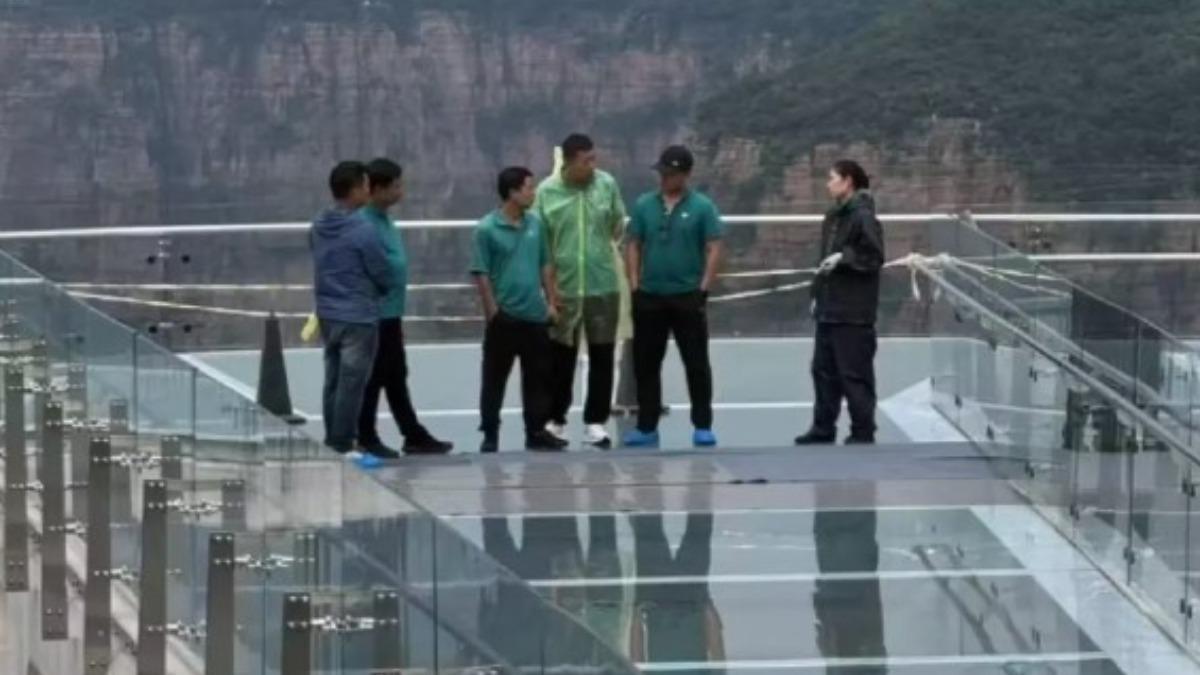 男童拿雨傘猛戳!中國景點「玻璃觀景台裂了」 緊急疏散遊客