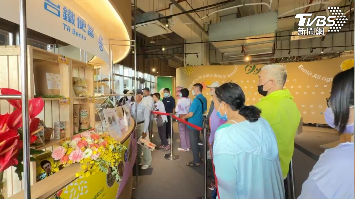 全台首座「台鐵便當體驗店」於高雄鳳山車站開幕,每日限量的隱藏版便當,吸引不少人一早就來排隊(圖/TVBS)