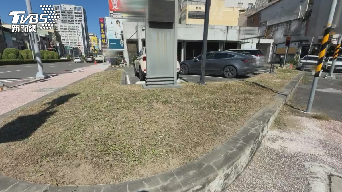 高雄楊小姐到咖啡廳消費,將車子停在停車場,當時在進行除草作業,車子被砸出一堆傷痕氣得提告,一審敗訴上訴到二審,判咖啡廳需賠償5萬6千多元(圖/TVBS)