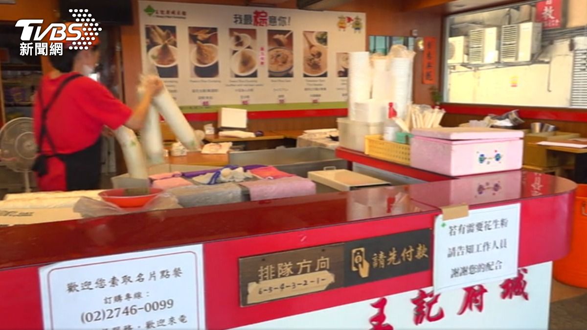 王記府城肉粽三民店人手不足暫停營業。（圖／TVBS）