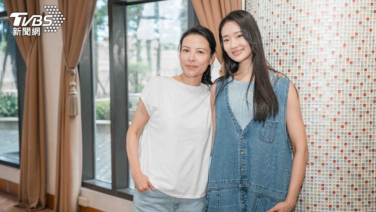 陳孝萱(左)與茱蒂蒙飾演母女,每天都要愛的抱抱。(圖/TVBS)