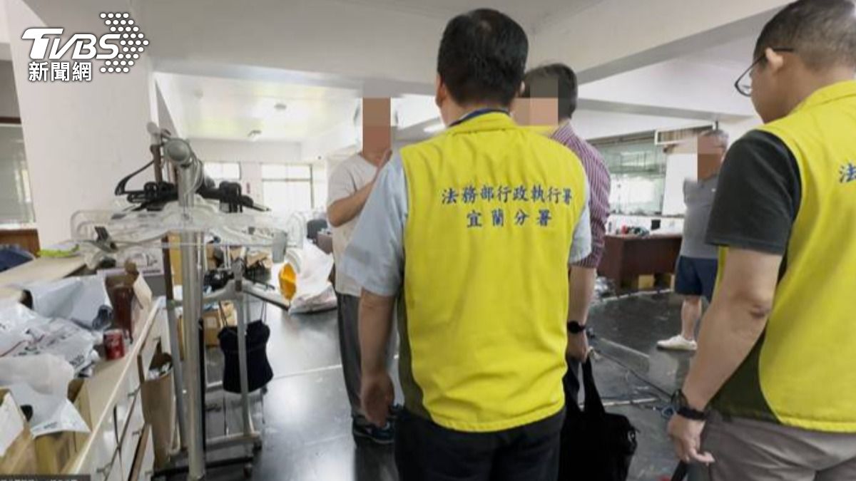 宜蘭縣五結鄉一間老牌成衣廠，因欠繳稅款遭法拍，執行署前往現場點交時，突然冒出一名男子，自稱擁有廠區設備的所有權，企圖阻撓點交（圖／TVBS）