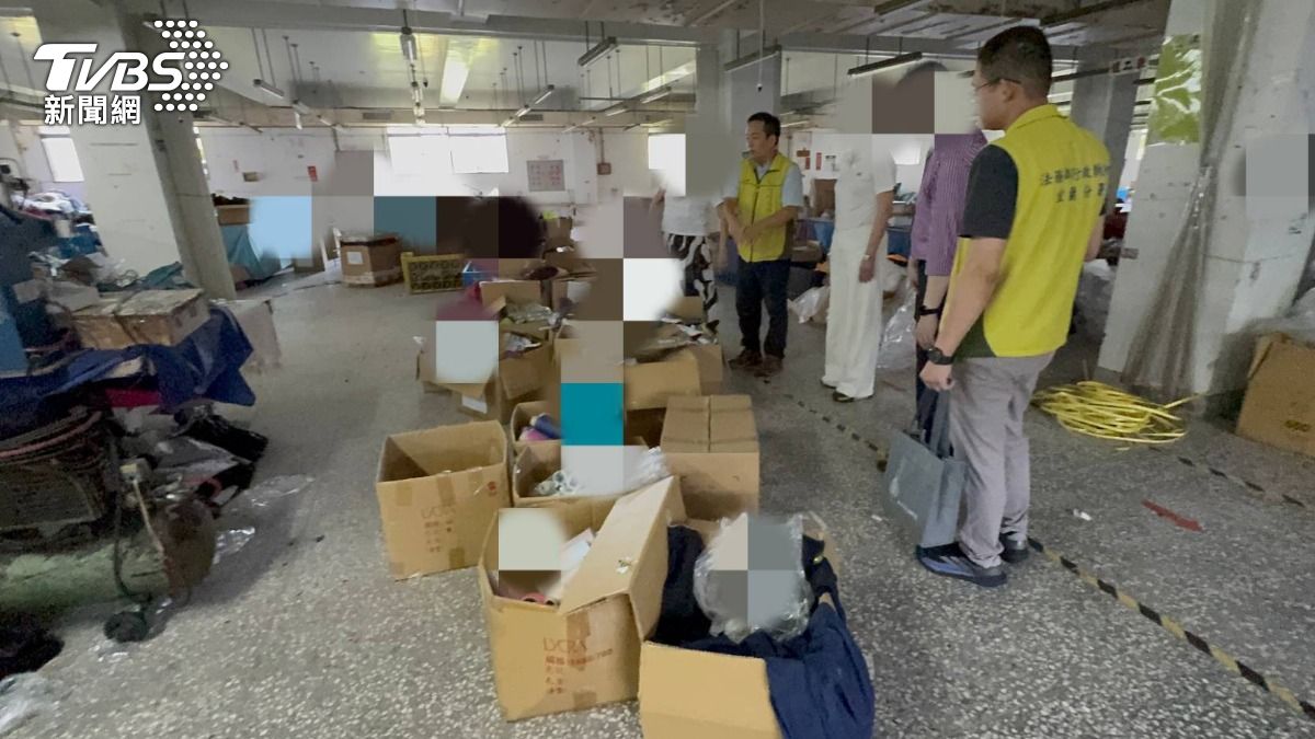 廠區負責人還想慢慢搬，當然沒辦法，執行官下令清空，點交到一半，疑似就是外界俗稱的「法拍蟑螂」，企圖阻撓點交過程（圖／TVBS）