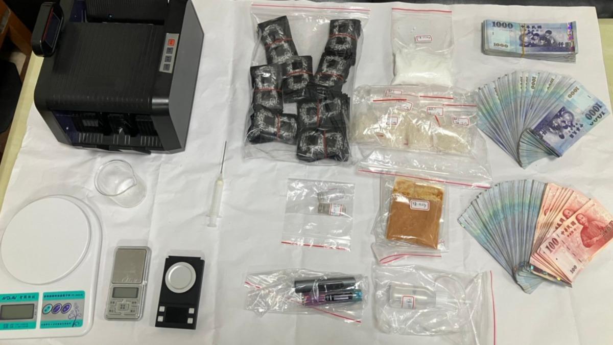 員警在屋內查獲大量毒品及分裝工具,毒品全數市價約為三百萬元。(圖/TVBS)