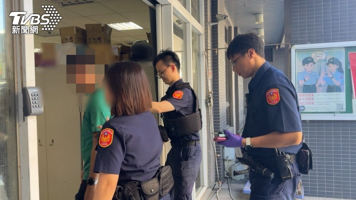 警方將砍人的男子逮捕到案。（圖／TVBS）
