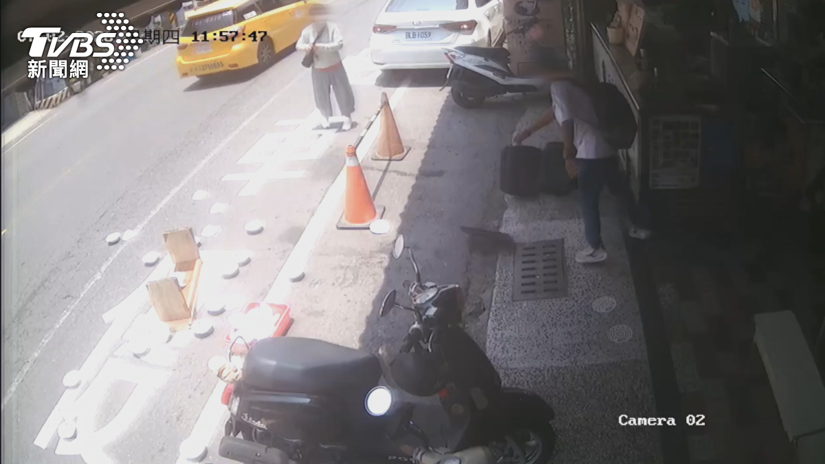 台南一名44歲的盧姓女子,中午黃湯下肚後,在安平知名豆花店吃完豆花後,突然失控砸店(圖/TVBS)