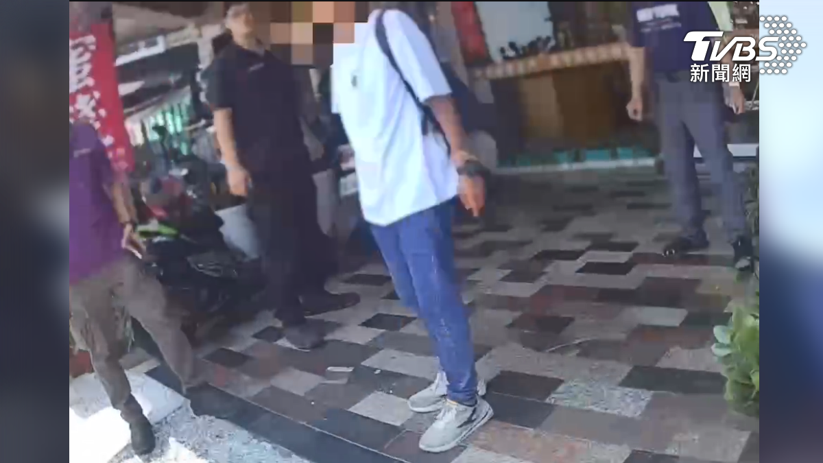 女子大抓狂,把椅子往馬路丟,整籃碗盤往車道砸,好幾輛路過人車差點被砸中,員警到場她還在鬧(圖/TVBS)