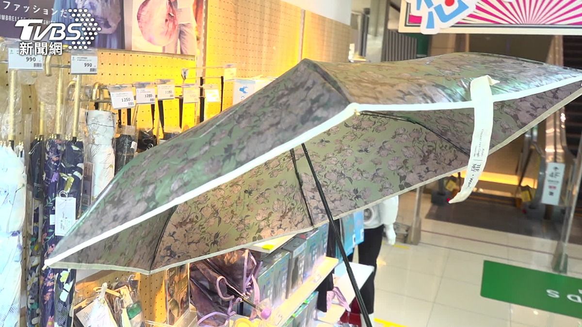 台隆手創館販售,日本經典雨傘品牌Wpc.跟美國大都會藝術博物館推出的聯名傘。(圖/TVBS)