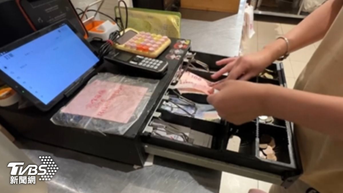 把POS機當提款機！店家營收對不上才揪出員工小偷。（圖／TVBS）