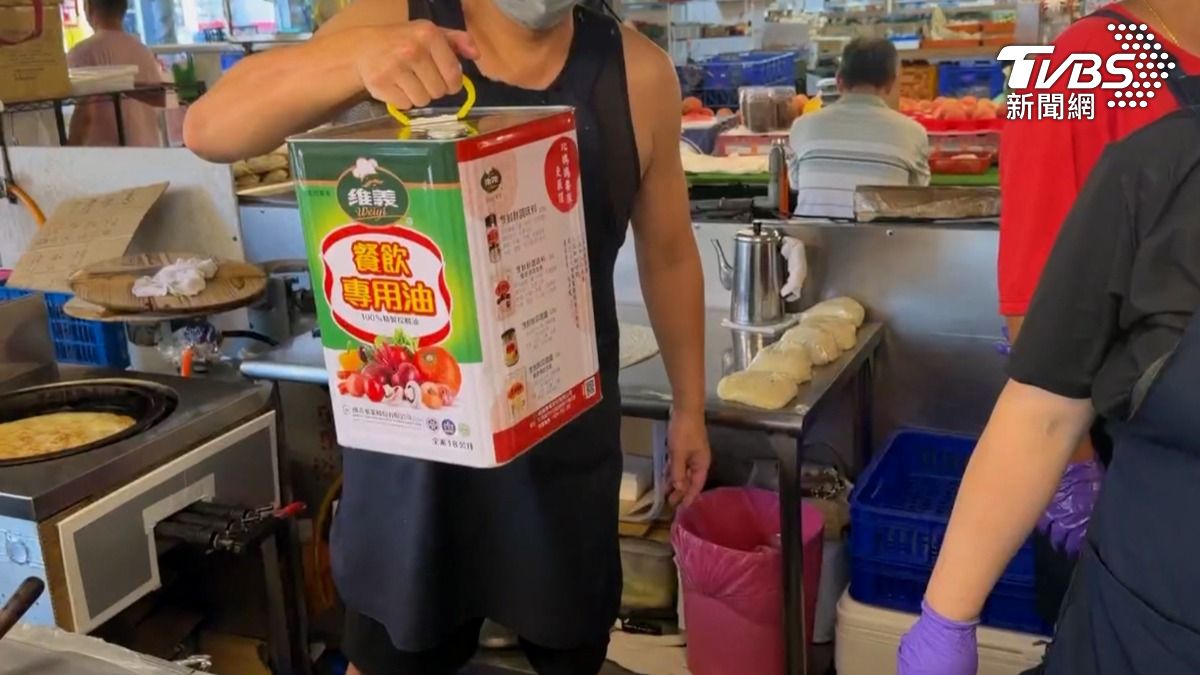 致癌沙拉油有流入市面嗎？全台各店家紛紛澄清，高雄自由黃昏市場的美食攤，也願意秀出油桶，讓消費者安心（圖／TVBS）