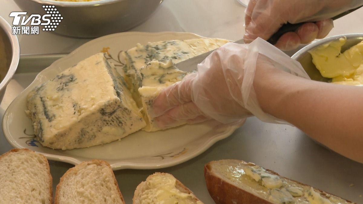 麵包驚見「黑點」遭負評，店家喊冤是藍黴乳酪。（圖／TVBS）