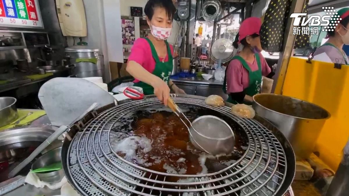 在彰化近70年的排隊名店阿璋肉圓，則澄清他們不是用市售沙拉油，強調他們使用的是豬油（圖／TVBS）