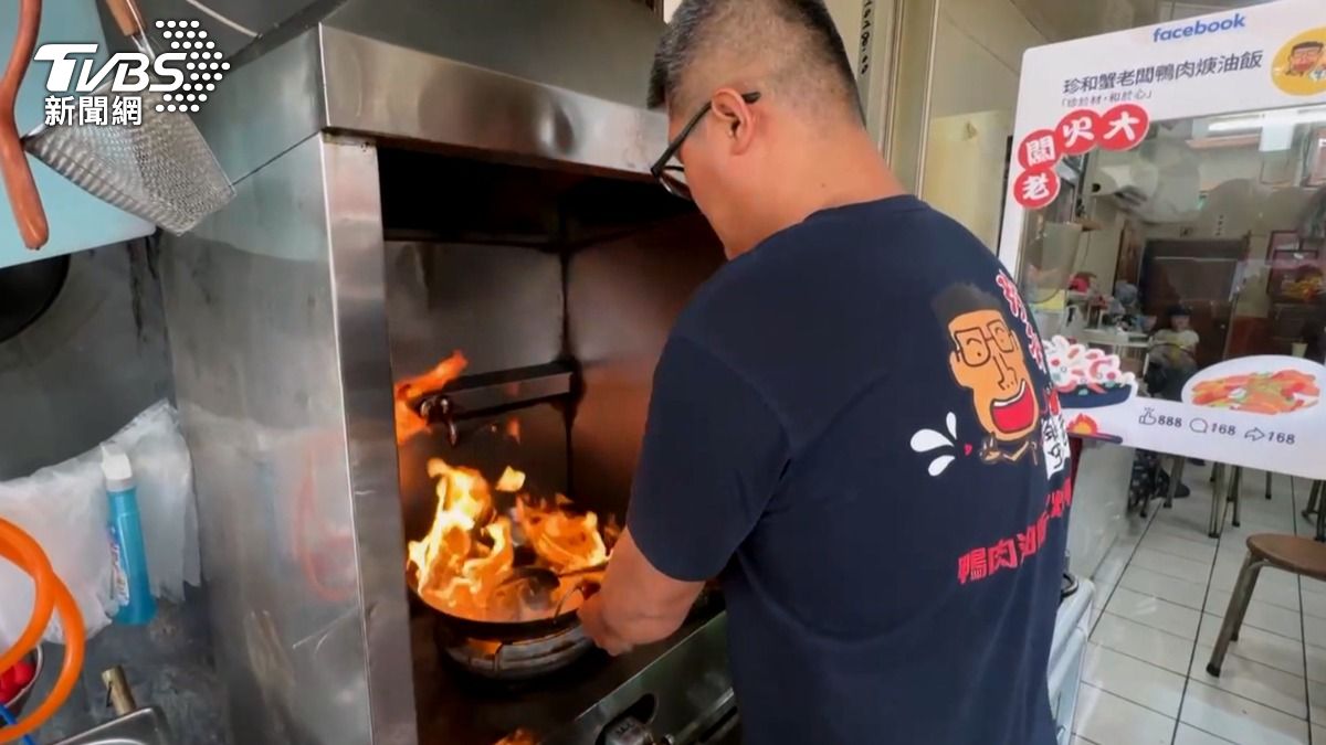 油鍋裡大火爆炒，雲林知名的生炒鴨肉麵 業者強調沒有用到問題油，就怕會影響到外食族（圖／TVBS）