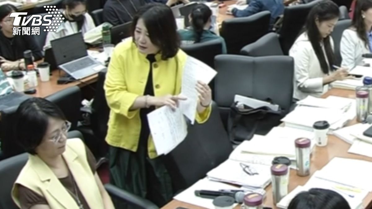 互嗆！　翁曉玲提全刪文化部媒宣費　吳沛憶拍桌。（圖／TVBS）