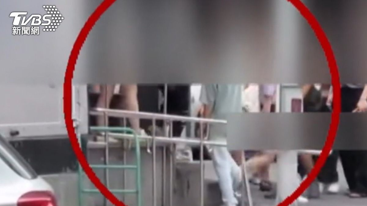 綠衣男遭民眾指控站在樓梯旁偷拍女學生。(圖/畫面授權w.y.5208)