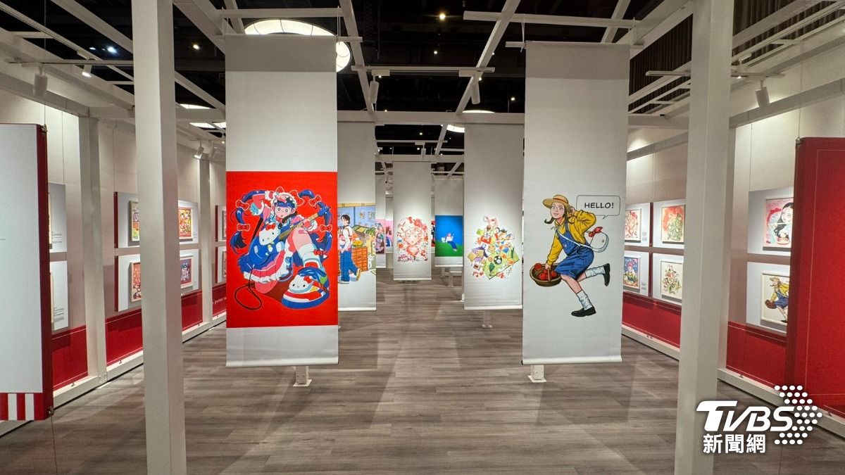 多位藝術家以「我與 Kitty」為創作主題所打造的全新插畫作品。(圖/林雅婷攝)