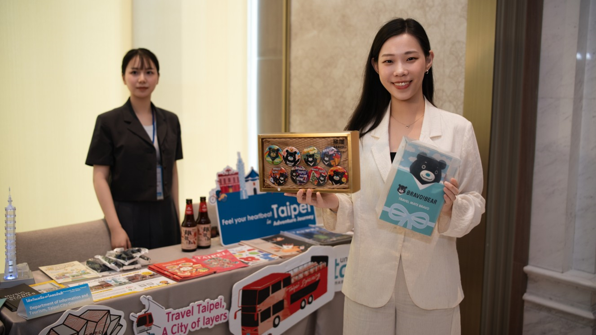 ▲臺北市展攤豐富有趣,余祥局長熱情招呼泰國來訪業者。(圖/臺北市政府觀光傳播局提供)