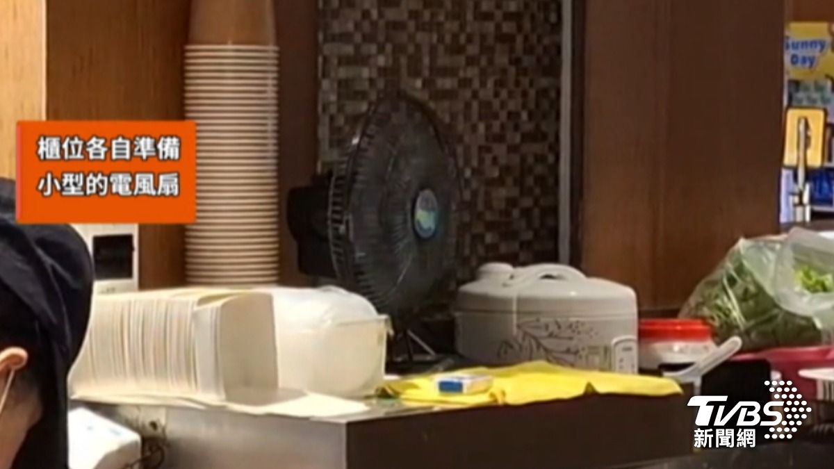 許多櫃位店員紛紛自備小電風扇。(圖/TVBS)