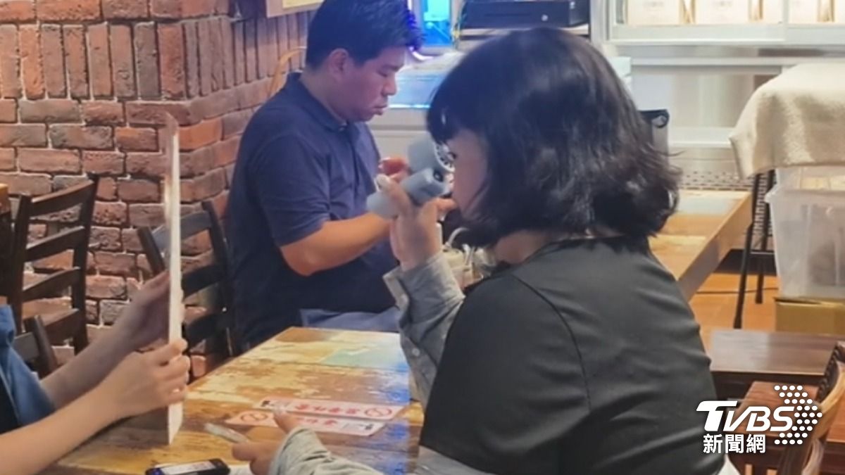 美食街吃飯的人邊吃邊流汗。(圖/TVBS)