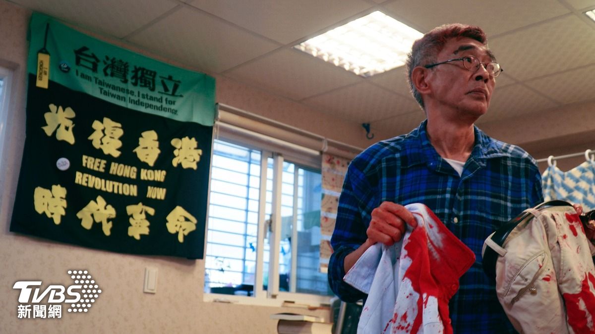 台灣銅鑼灣書店店長林榮基遭潑漆。（圖／TVBS）