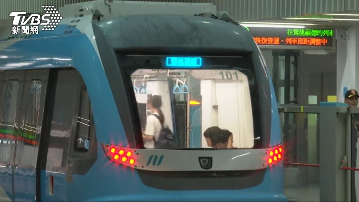 三鶯線班距延20分鐘，啟動公車接駁乘客。（圖／TVBS）