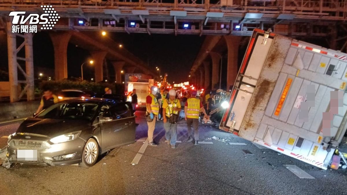 快訊/國1桃園段4車連環撞!24噸大貨車壓爛轎車 10人送醫