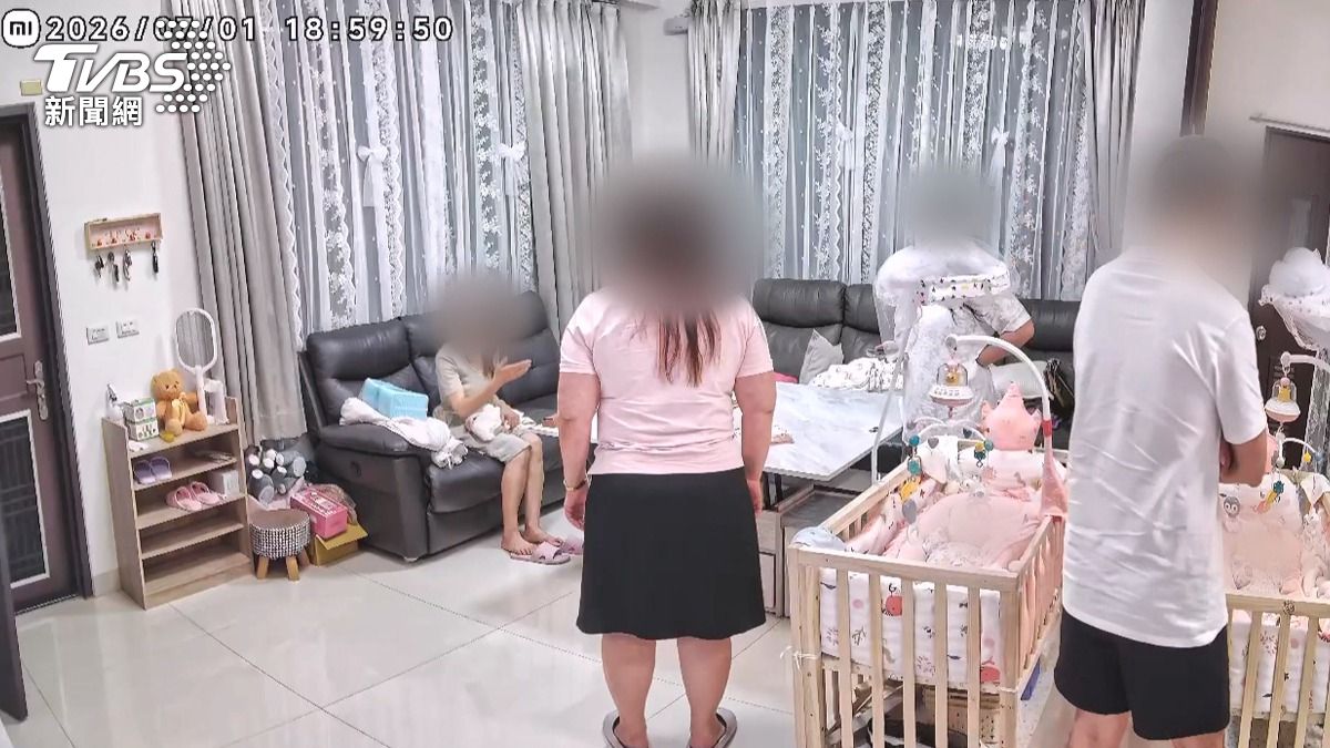 看監視器畫面氣炸的家長,提早回家,和保母當面對峙。(圖/TVBS)