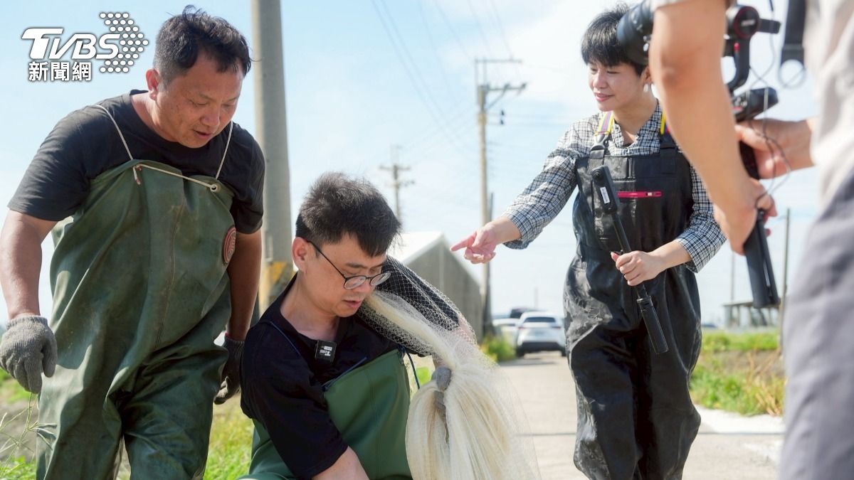 賴瑞隆在魚塭邊整理漁網。要先折好、然後繞三圈,再把網子放 肩上,這是撒網前的一定要做的事。(圖/柯勝雄攝)