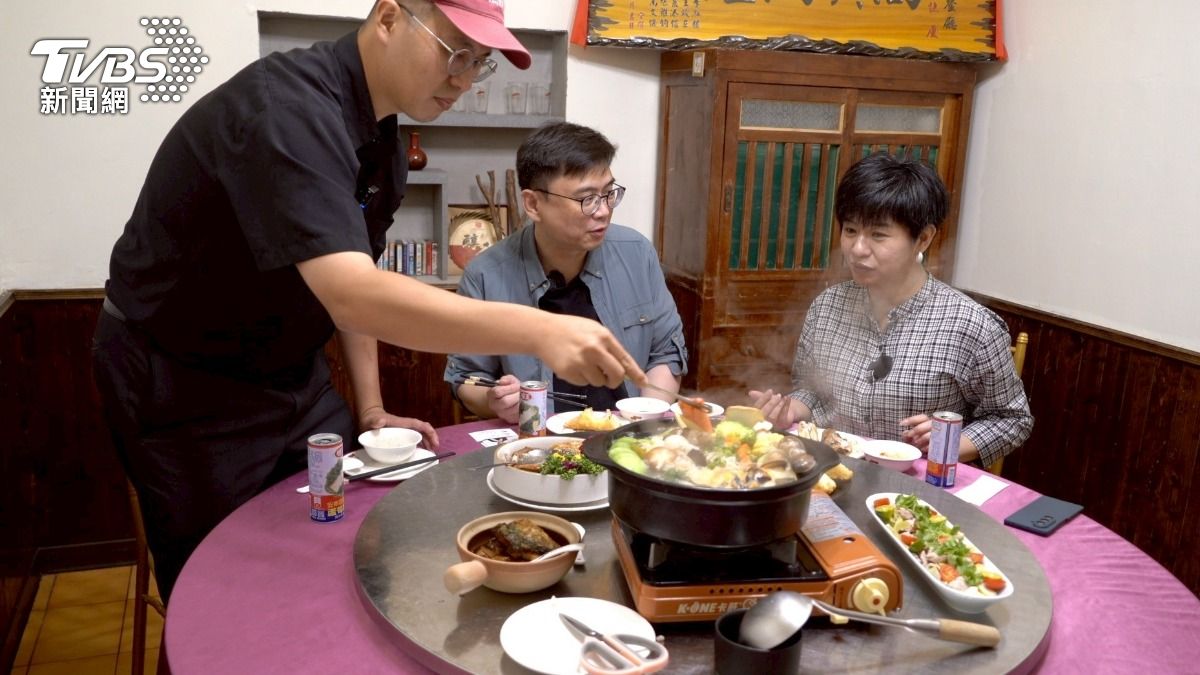一整桌的料理都是高雄海線的味道。養殖業變好了,地方創生接續開始,年輕人回來創業。接下來還要靠交通和科技廊帶連結,魚塭旁也可能迎來工程師在這兒有個家。(圖/柯勝雄攝)