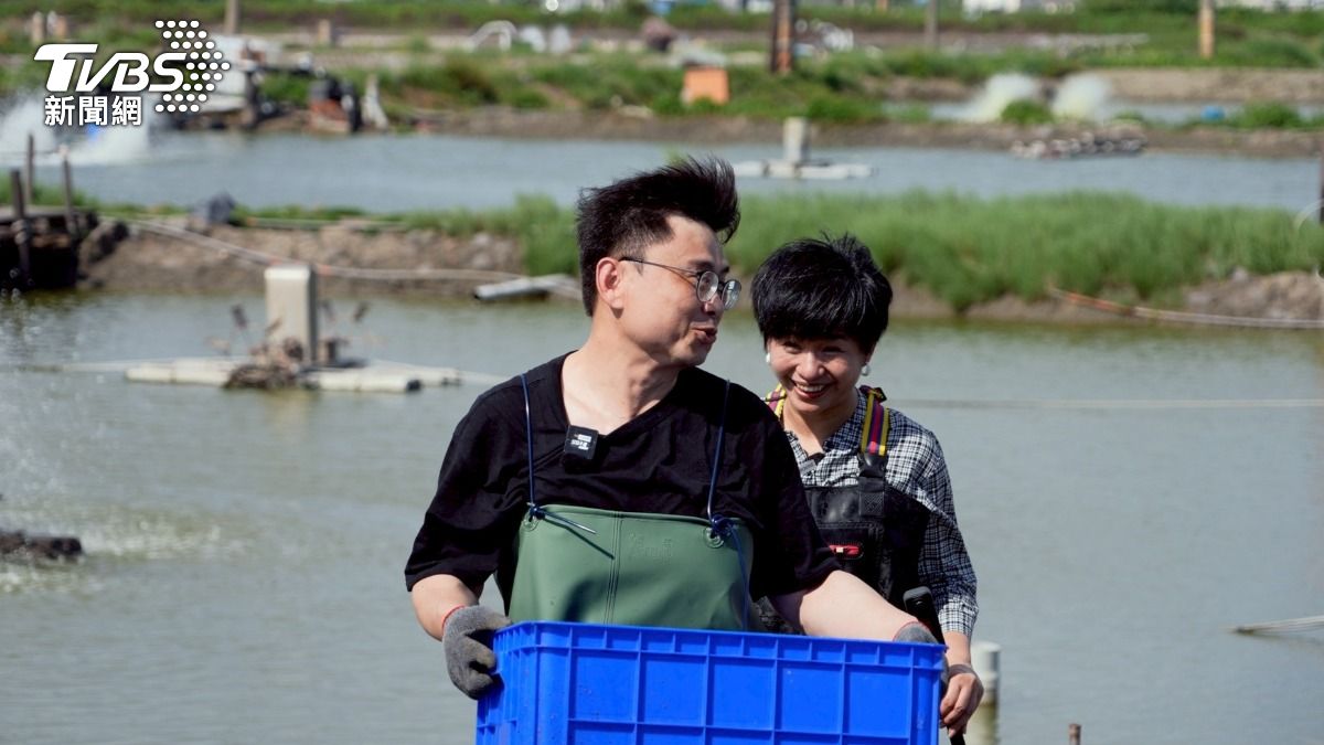 賴瑞隆笑開懷,箱子裝著這天的漁獲,5尾龍虎石斑,1尾鱸魚。(圖/柯勝雄)