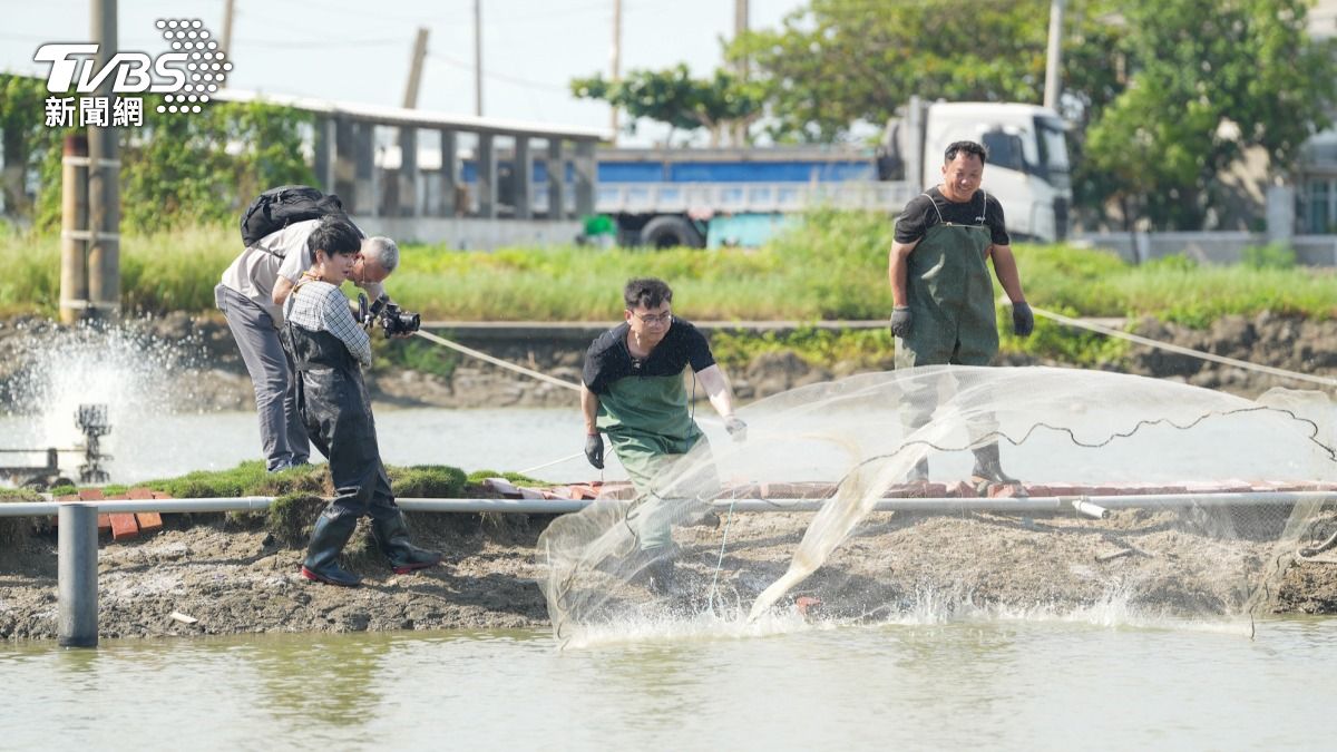 賴瑞隆灑網,網子張開成一個圓,眾人驚呼 :「成功了」 ! 他不是一灑就成功,第三次才搞定。灑網不是丟出去就好,手勁、角度都要配合,不然網子張不開。(圖/柯勝雄攝)