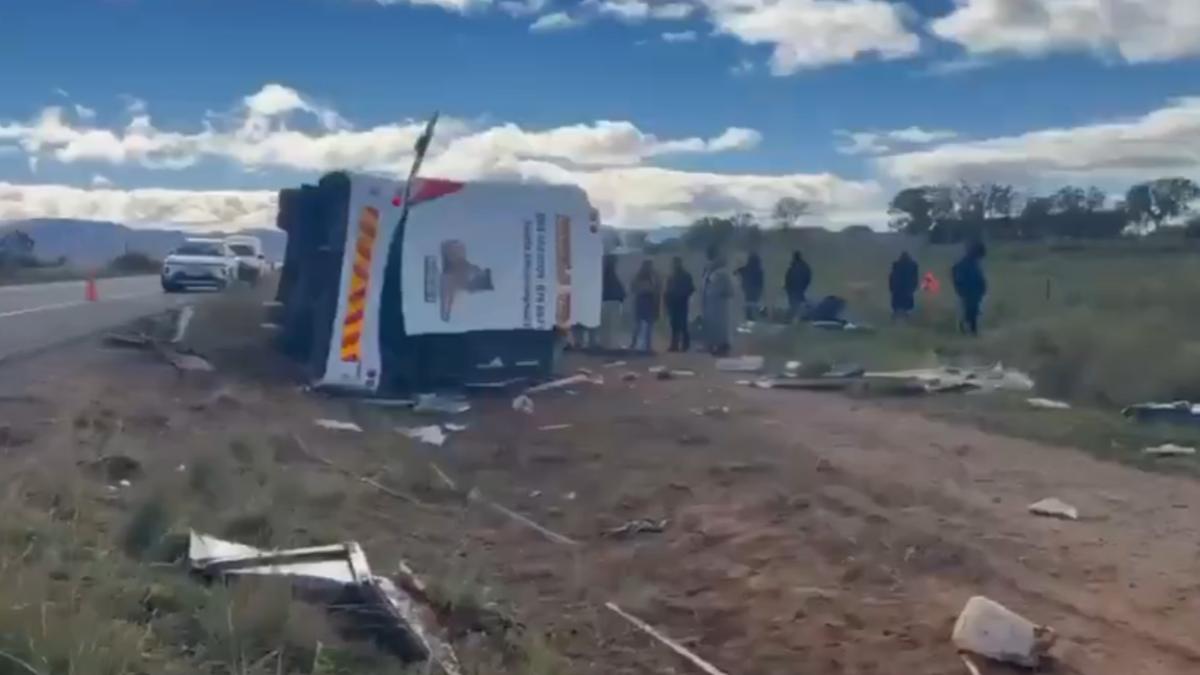 疑閃貨車失控!南非載78人巴士翻覆 釀16死含兒童、數十傷