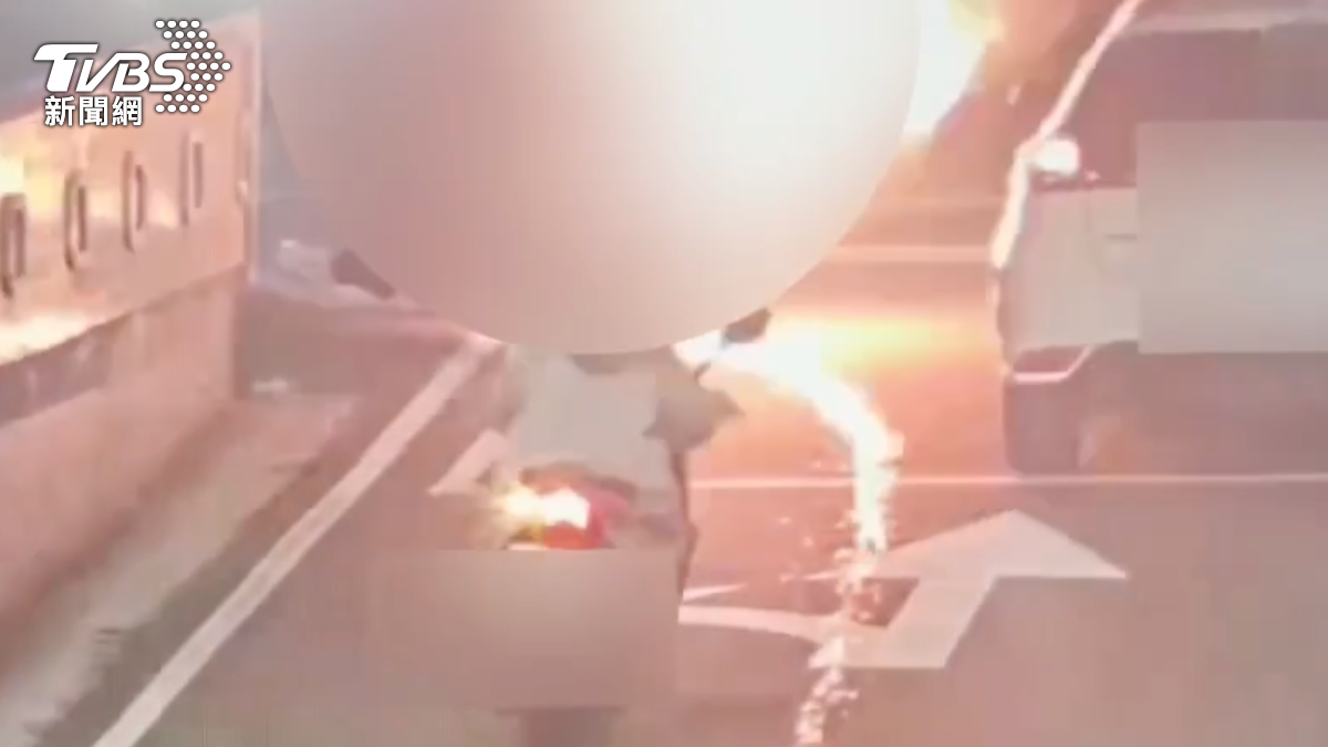 北市紅牌重機騎士突成風火輪　疑似漏油釀火燒車畫面曝