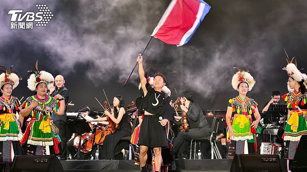 都蘭部落舒米恩今年再度獲得金曲獎,他昨晚帶領部落族人登台高歌熱舞。(圖/TVBS)